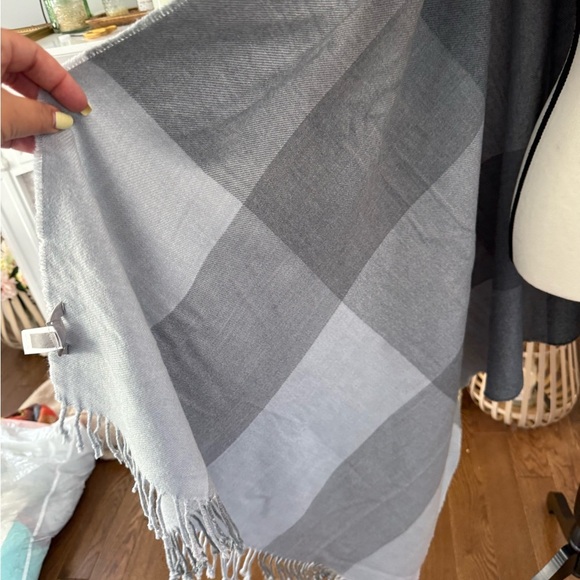 Athleta Light and dark Gray wool and acrylic throw - Picture 2 of 10